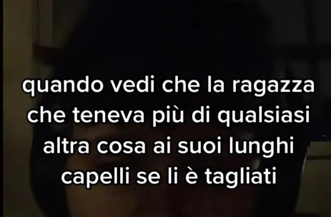 Vi giuro avevo una compagna di classe coi capelli lunghissimi, fino a sopra al culo, di un colore naturale e castano stupendo, non se li faceva toccare da nessuno. A settembre è tornata con un caschetto nero pece?