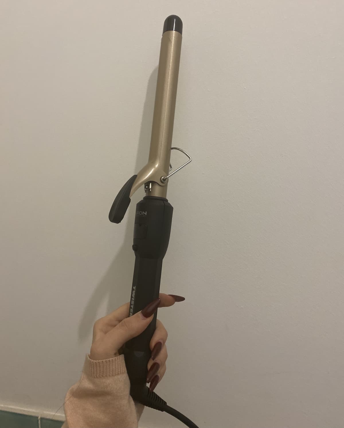 Questo dildo per capelli è l’acquisto migliore che io abbia mai fatto. Ignorata l’obbrobriosa ricrescita delle mie unghie fatte il 19 marzo.