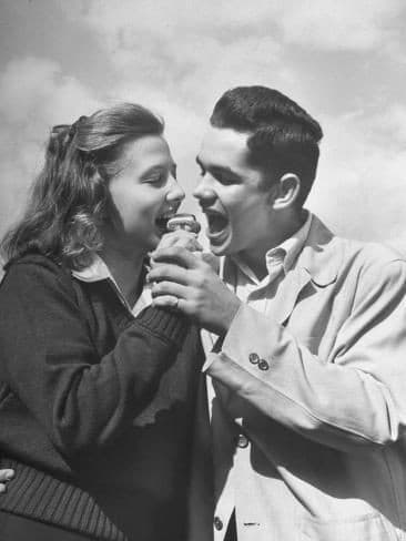 Un ragazzo e una ragazza che mangiano del gelato assieme 