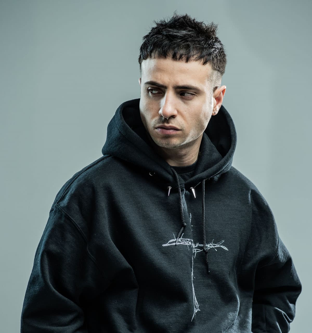 Solo secondo me è bellissimo? Tralasciando il fatto che è il mio cantante preferito, ma fa della musica bellissima, uno dei pochi rapper rimasto in Italia, ma è proprio bello