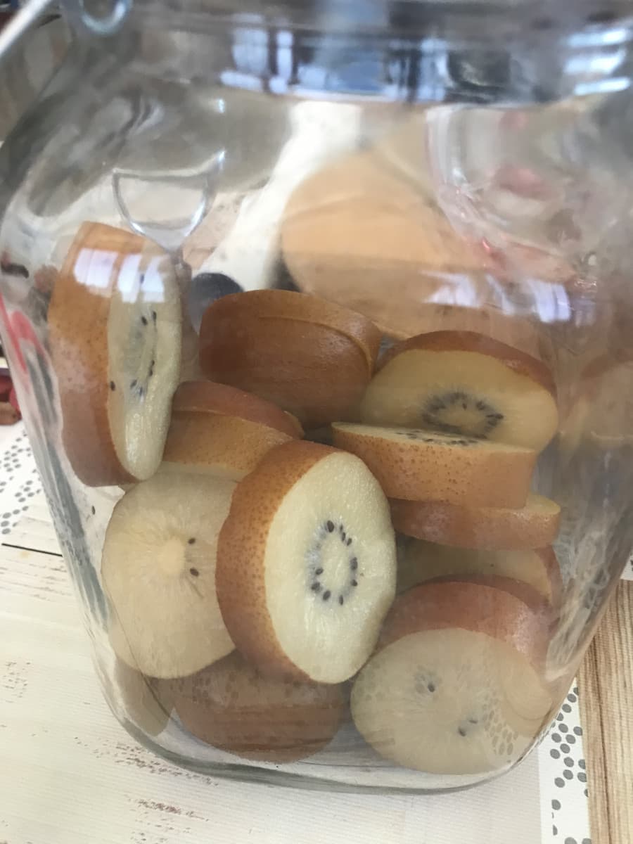 Ho visto questa cosa e non capivo il perché...(pensavo fosse uno strano tipo di miei o che volessero lasciarlo fermentare per chissa cosa) poi arriva mia sorella e le chiedo ironicamente “ma hanno fatto la grappa al gusto kiwi?” E lei “si” giuro che ci son