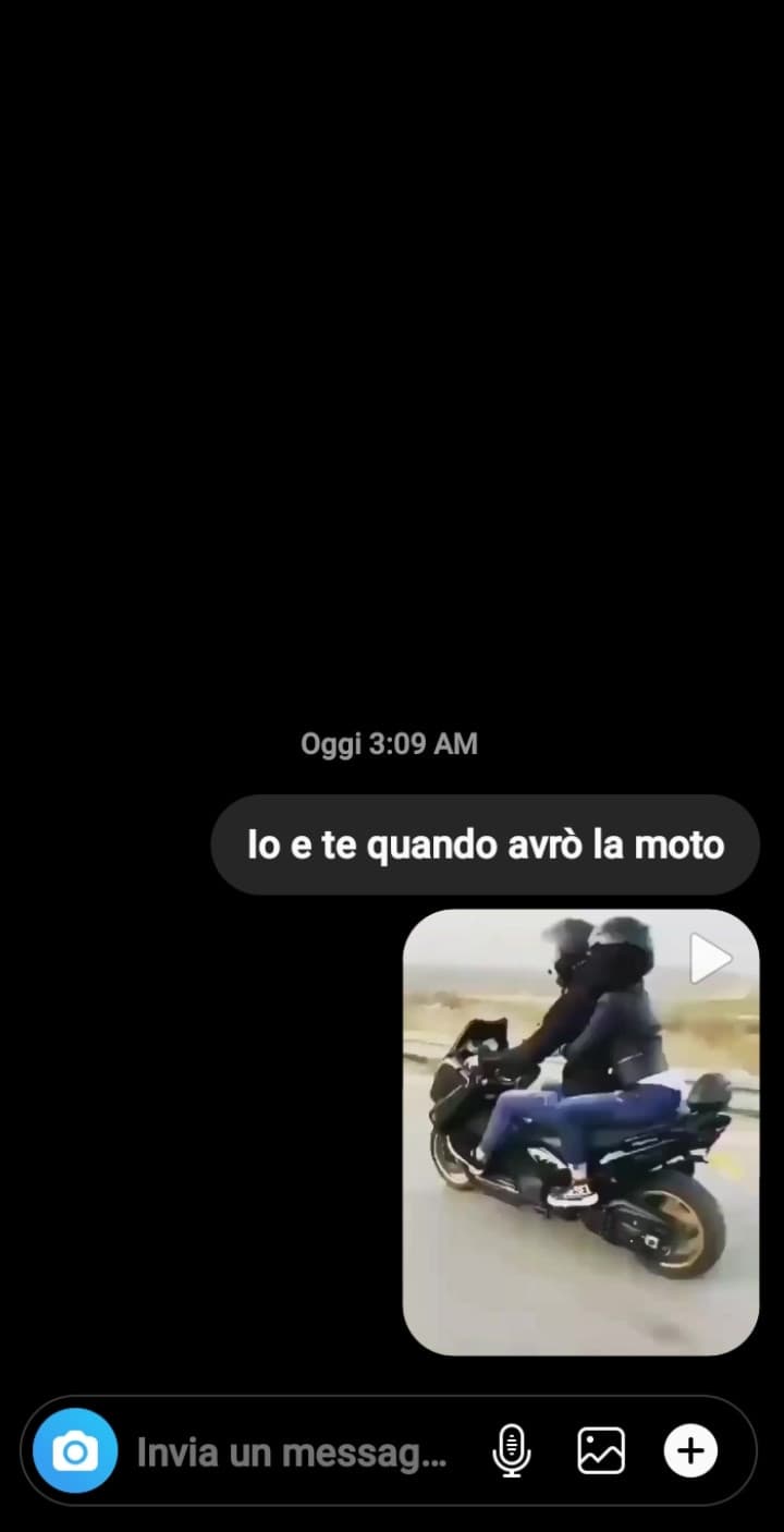 ci sono ragazze che alle loro migliori amiche mandano foto di crush e ci sclerano, poi ci sono io...