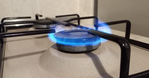 Immagine di repertorio di un fornello a gas acceso con la fiamma quando si parla di emergenza gas