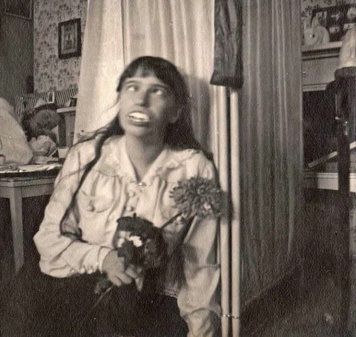 1915, la Duchessa Anastasia Romanov che fa la "scema" ? 