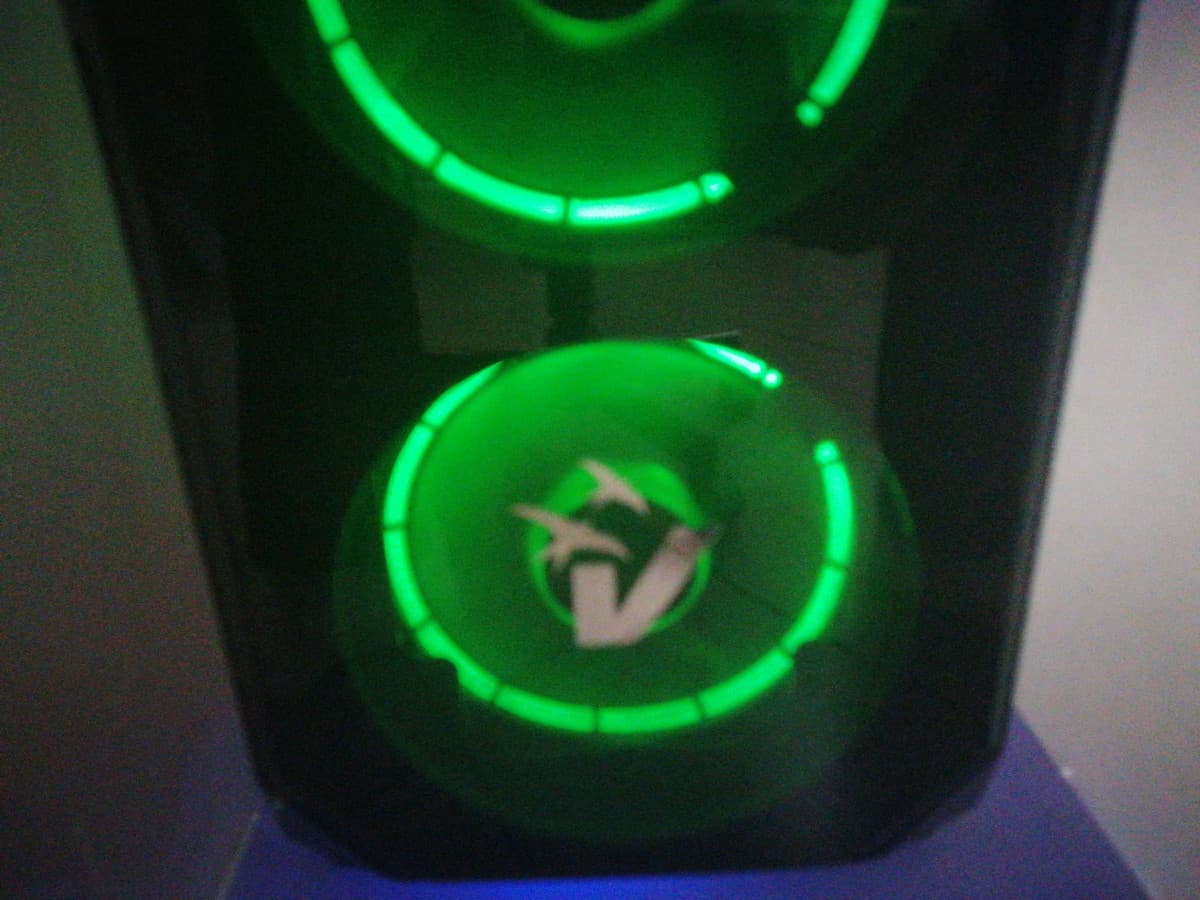 i miei parenti mi hanno regalato questo pc. Credo sia da gaming, ma non ne capsico una beata minchia. Non so se dal case si possa capire qualcosa ma, qualcuno sa se è un computer decente? 