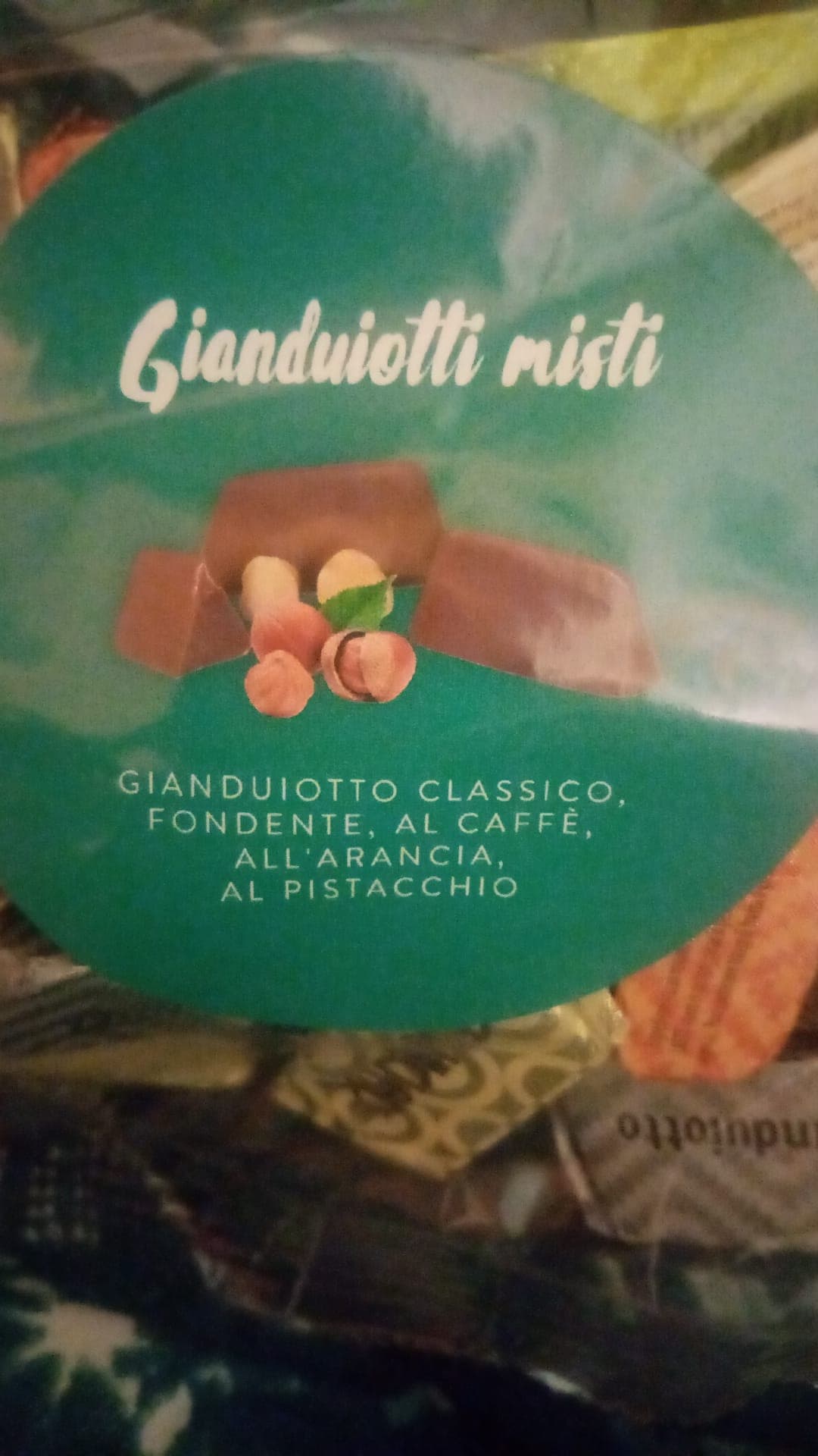 alla mia migliore amica non piacciono i gianduiotti, io sono veramente senza parole, sono tra le cose più buone al mondo, comunque ieri alle 2 ho fatto un face reveal ma l'ha visto poca gente ? se andate negli shouts mi sa che c'è ancora 