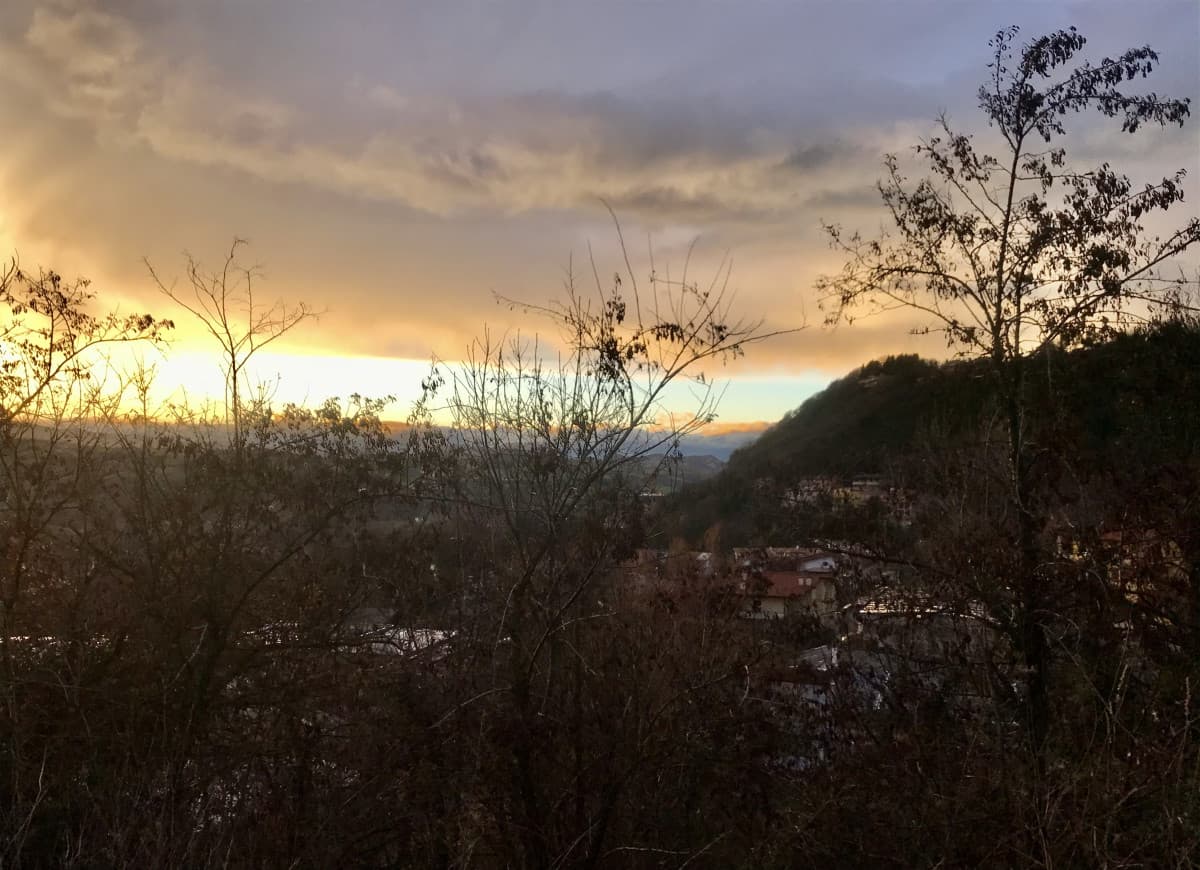 Mio padre fa:"il vaccino e come un casco" 
Nella mia mente: a Napoli non si usa :0