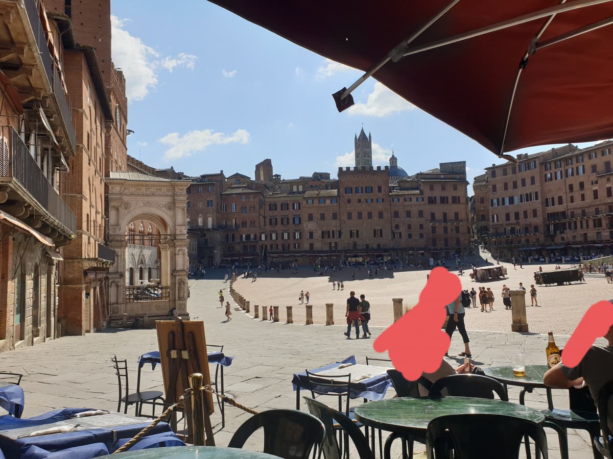 Stra crasta anche Siena, mi sono preso un gelato e un Ichnusa ,"io di solito faccio un mix"??. Pure un panino. Beo beo cazzo