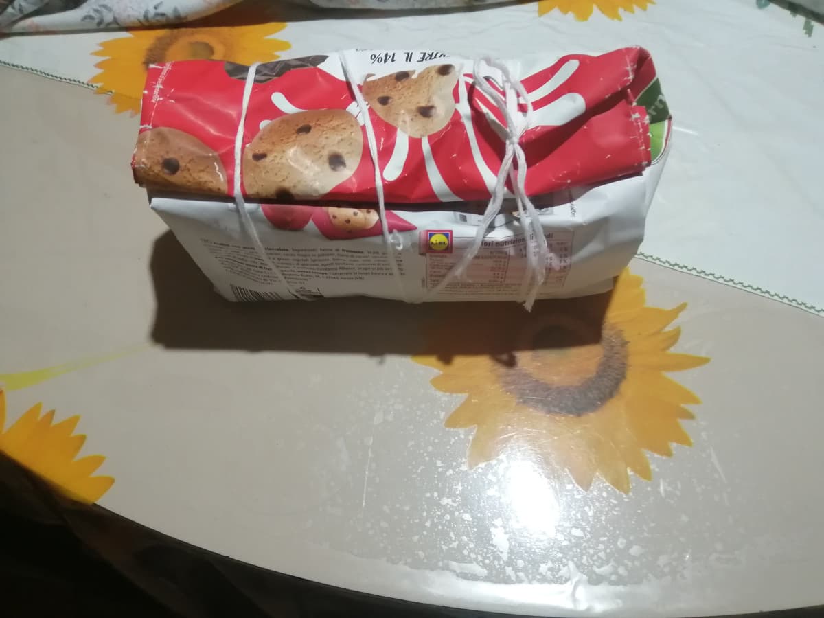 ecco come mia nonna chiude i pacchi dei biscotti, e non solo