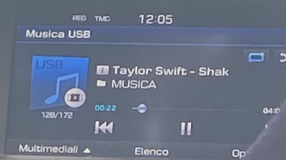 mi chiedo perché ci sia taylor swift in macchina. il me del passato stava messo peggio del  me di ora 