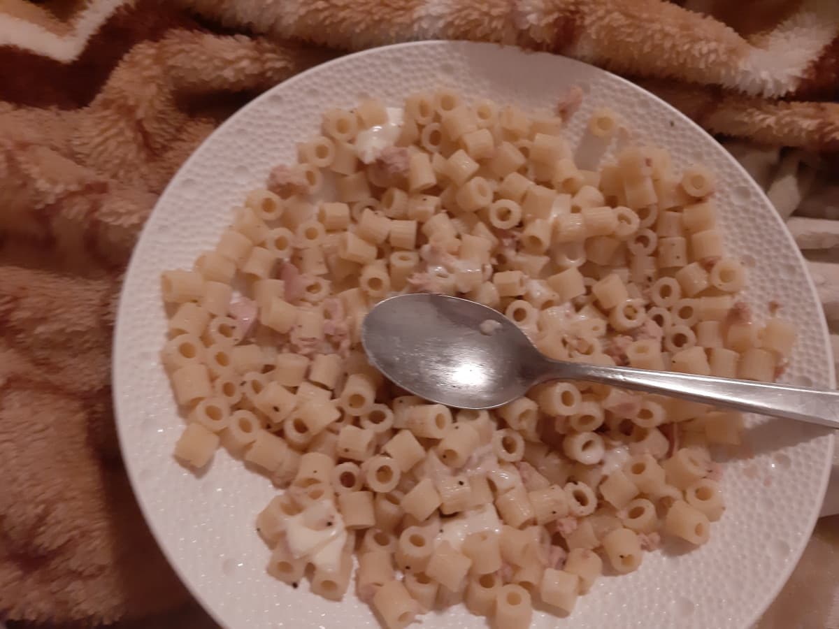 Vi sembra normale mangiare la pasta alle 3:33 del mattino?