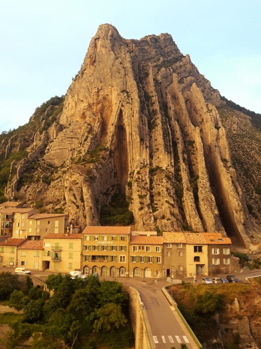 Che forma ambigua questa montagna?