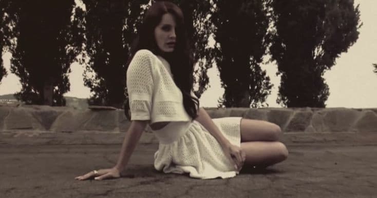 Possiamo tornare a quando su Tumblr girava solo la notizia che Summertime Sadness era per un'amica morta di Lana? 