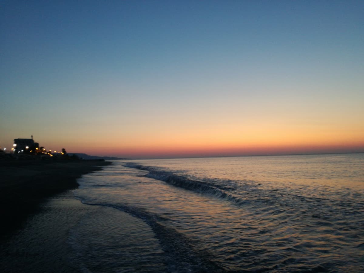 Sono al mare a quest'ora da sola e non pensavo fosse così rilassante, non metto nemmeno le cuffie sennò rovino tutto