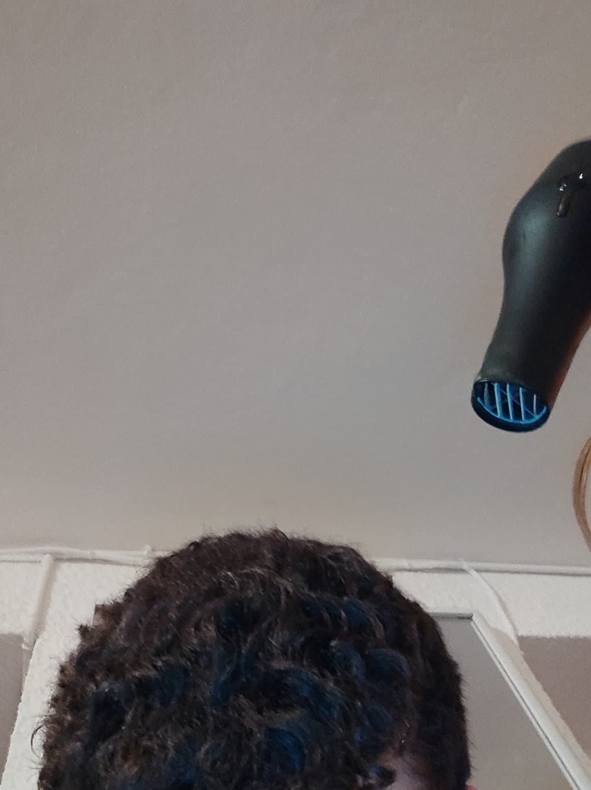 Sono ospite da mia zia e non hanno il diffusore per i capelli, potrei impazzire 