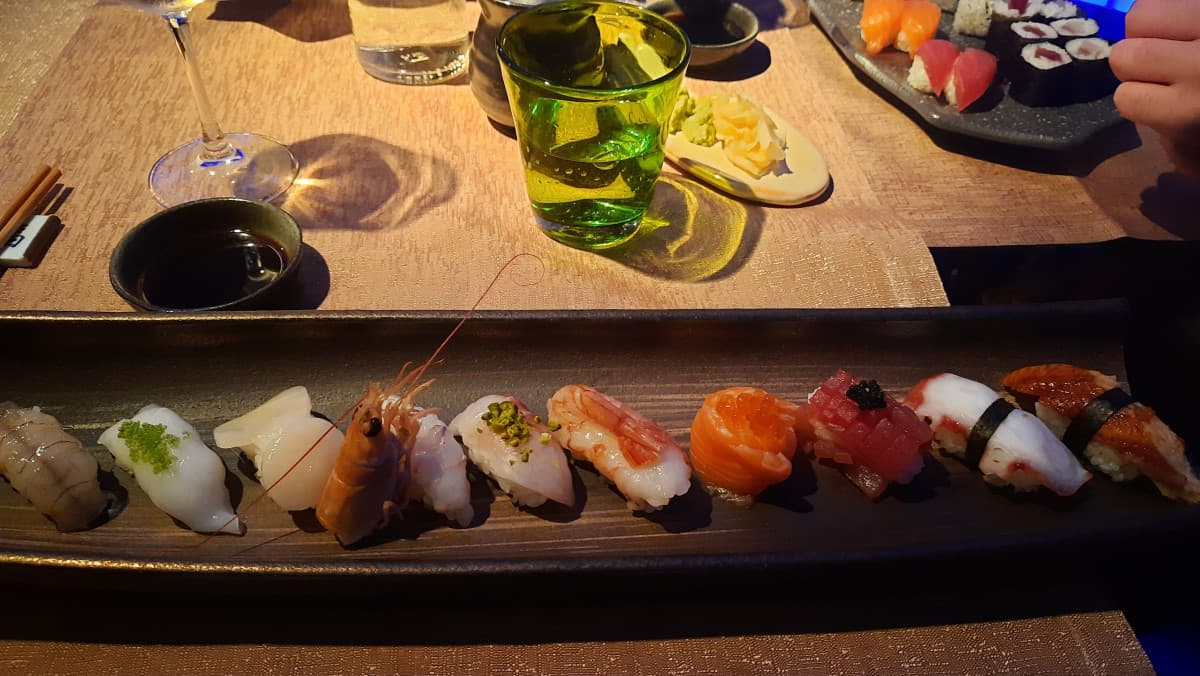 Indovinate chi sta mangiando sushi con caviale (e astice, e uova di salmone, e altro)