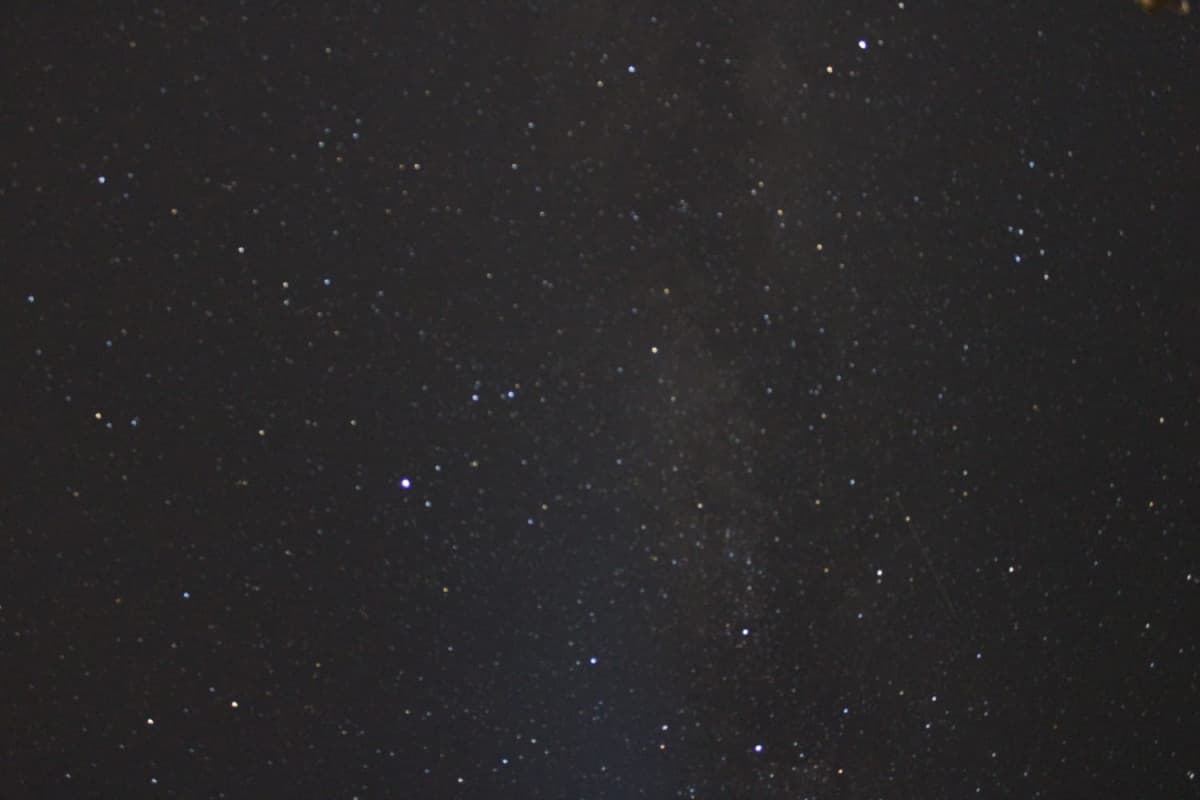 Via Lattea - Come foto era di prova per mettere a fuoco ma guardandola bene mi resi conto di aver catturato una stella cadente (meteora) - Rubrica Astrofoto #6