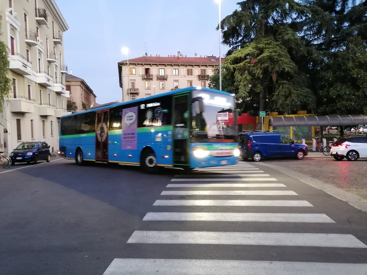 Tutti ora: sono a scuola. Io: no. ?