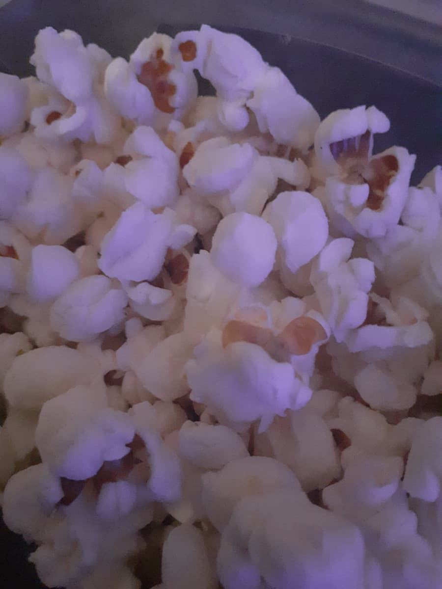 Mia  madre mi  ha fatto i  pop corn perché ho avuto una crisi di rabbia/panico,  mamma  apprezzo tanto ma portarmi da uno psicologo? Non voglio più sentire di star soffocando, di stare per morire, una vocina che mi dice di buttarmi giù e dover mordere e la