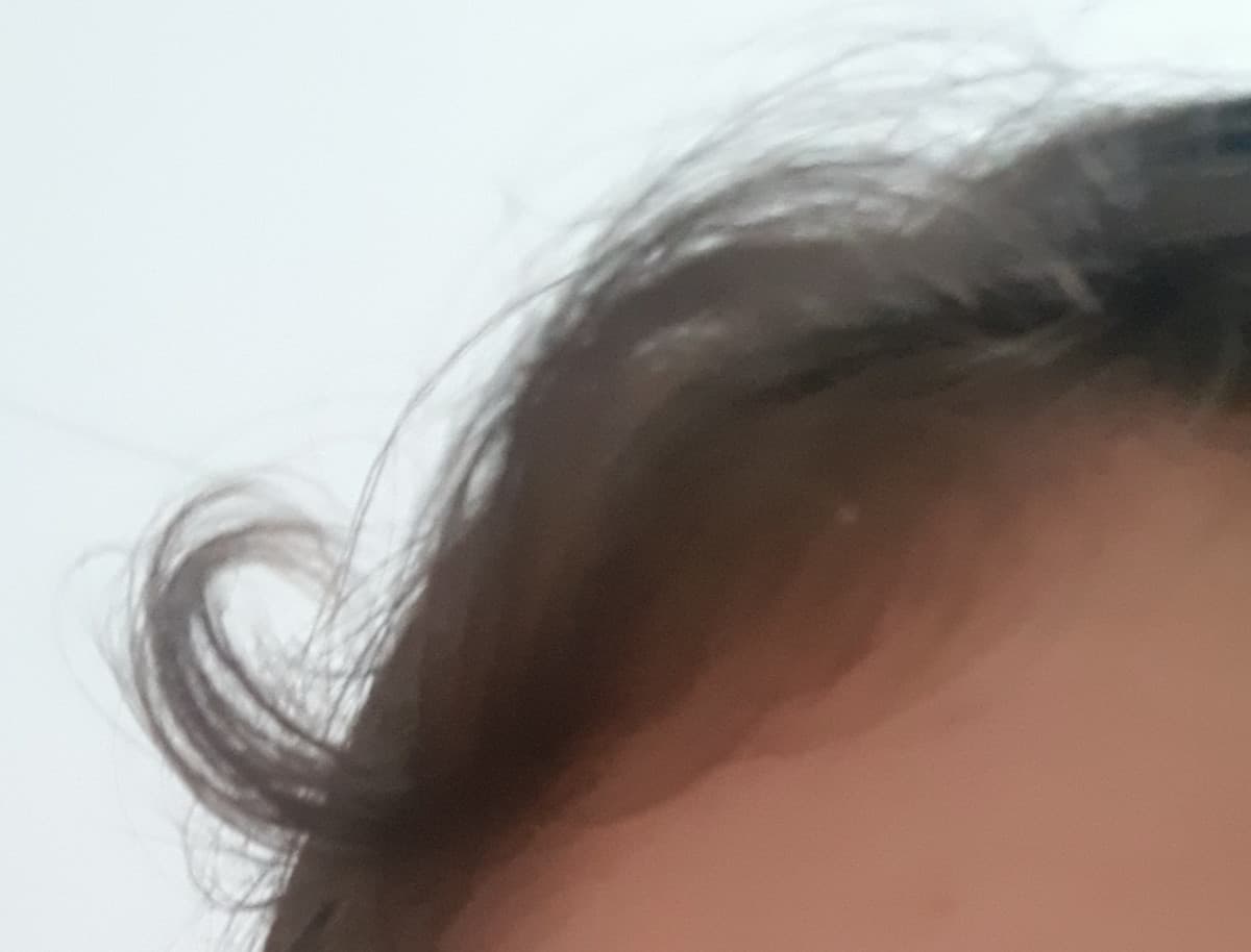 I miei capelli sono boccolosi/mossi/forme strane, di solito quindi li stiro mentre li asciugo col phon, quindi sono lisci il più dell volte. Poi arriva l'umidità che fa questo ai miei baby hair: