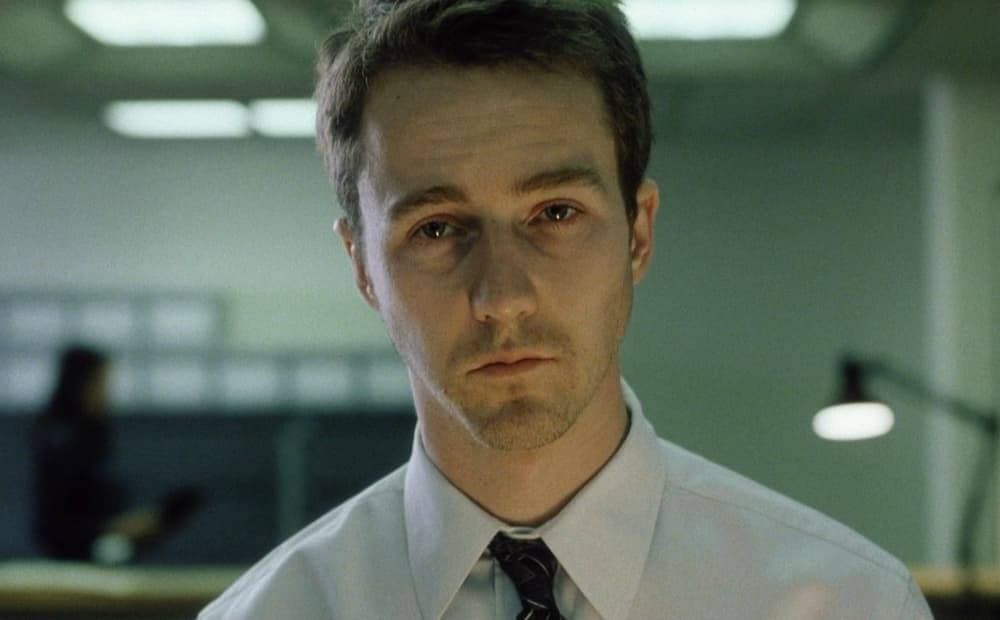 Non vedetelo fight club se siete parte di wuei quattro gatti che non l'hanno visto non me vale la pena, Edward Norton non esce i piedi e Eno Brad Pitt 