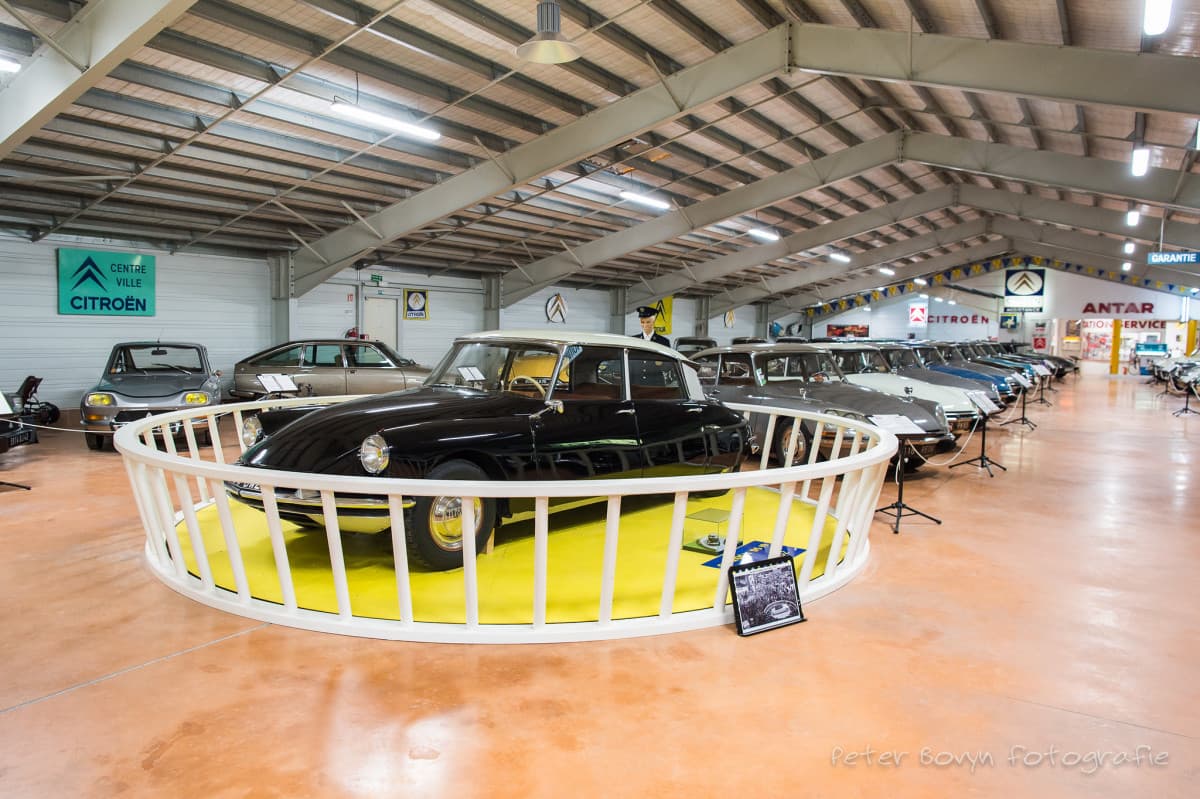 L'auto in primo piano è la Citroen DS n°32, la più vecchia attualmente esistente.