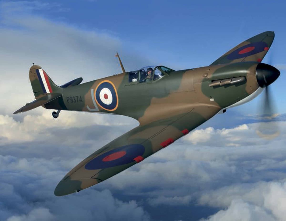 Stasera vi propongo una leggenda della 2 guerra mondiale,il Supermarine Spitfire (che poi, quanto cavolo è bello? Esteticamente è uno dei miei preferiti)