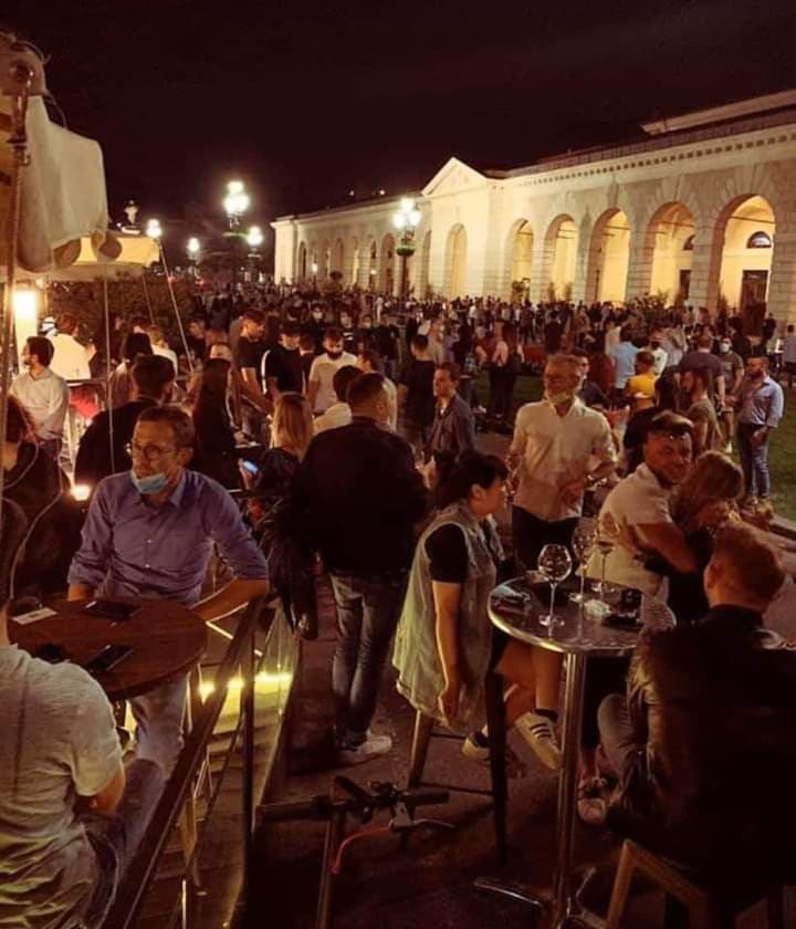 Questo è piazzale Arnaldo (Brescia) venerdì 22...
Ma vi sembra possibile una cosa del genere????
Dopo quasi 3 mesi di lockdown...
Osservate bene la foto... 
Non c'è figa! 