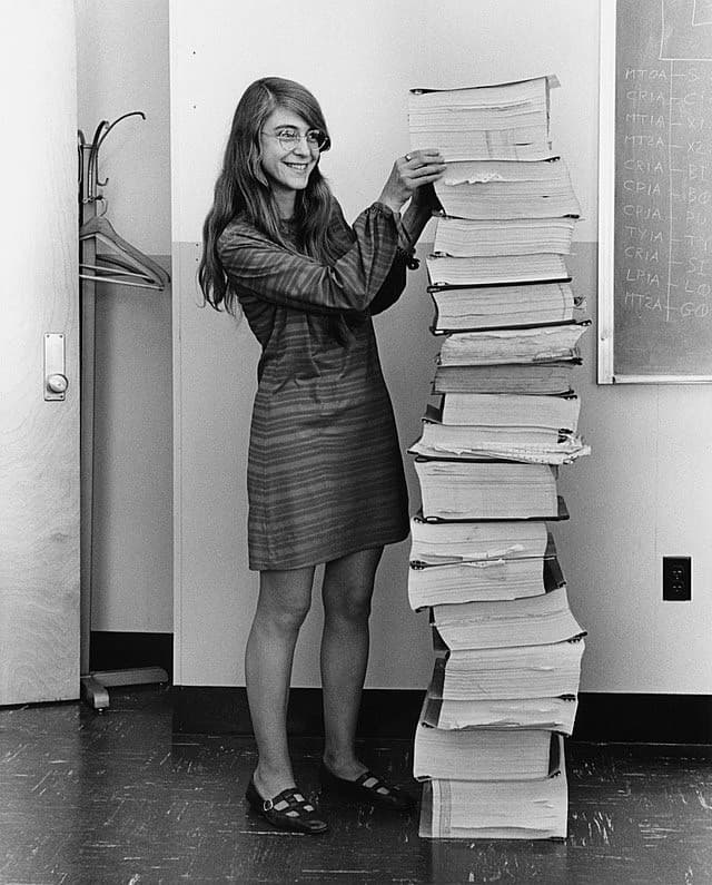 Margaret Hamilton a fianco del codice che scrisse per la missione Apollo