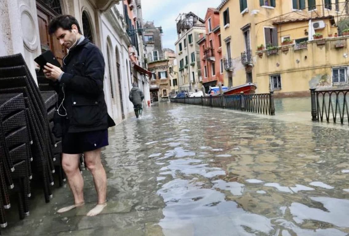 In questa immagine possiamo vedere l’inizio di una tipica giornata lavorativa di un uomo d’affari veneziano 
