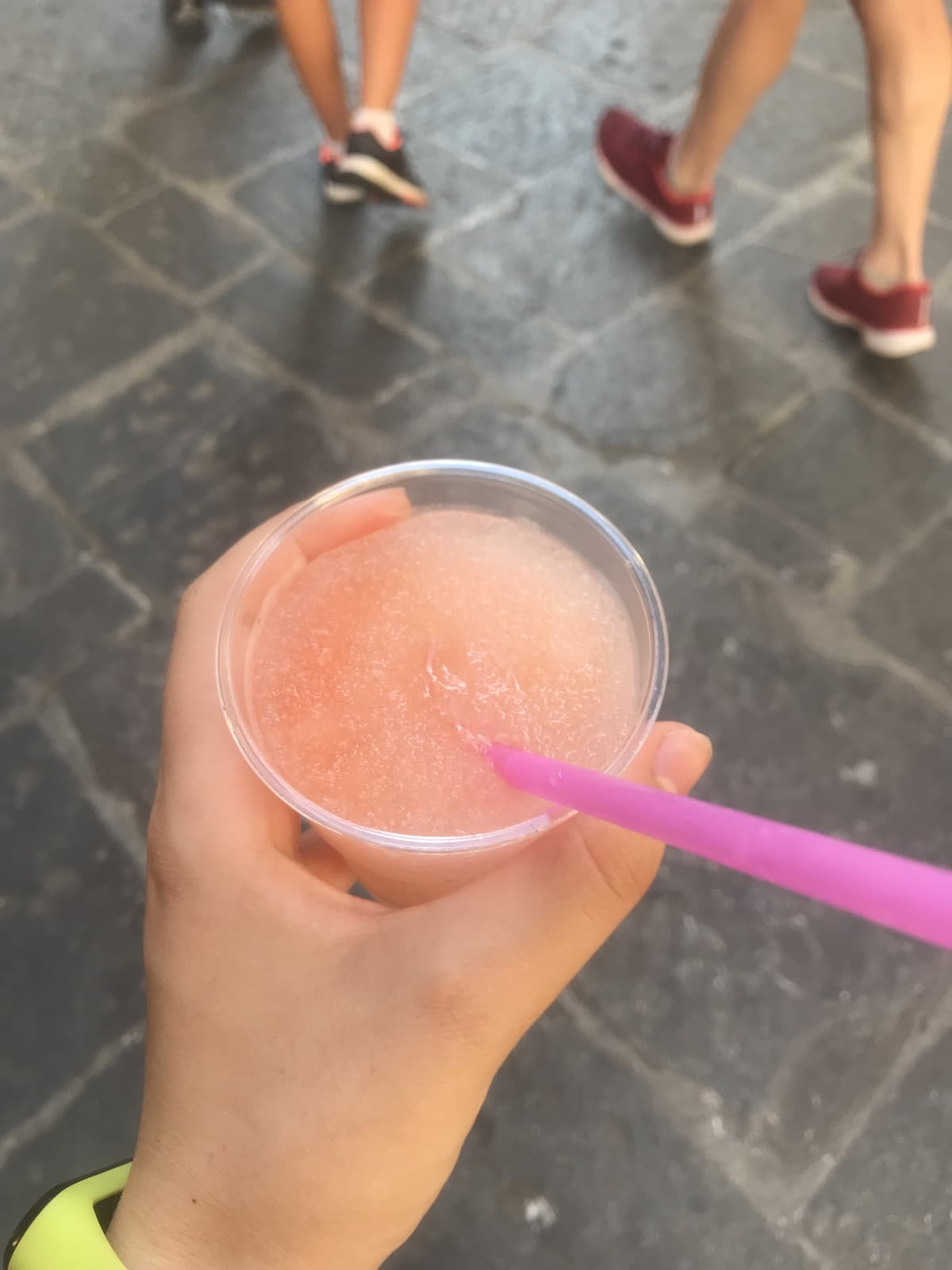 4 euro per una granita e poi non mi ha messo neanche lo sciroppo. Troia.