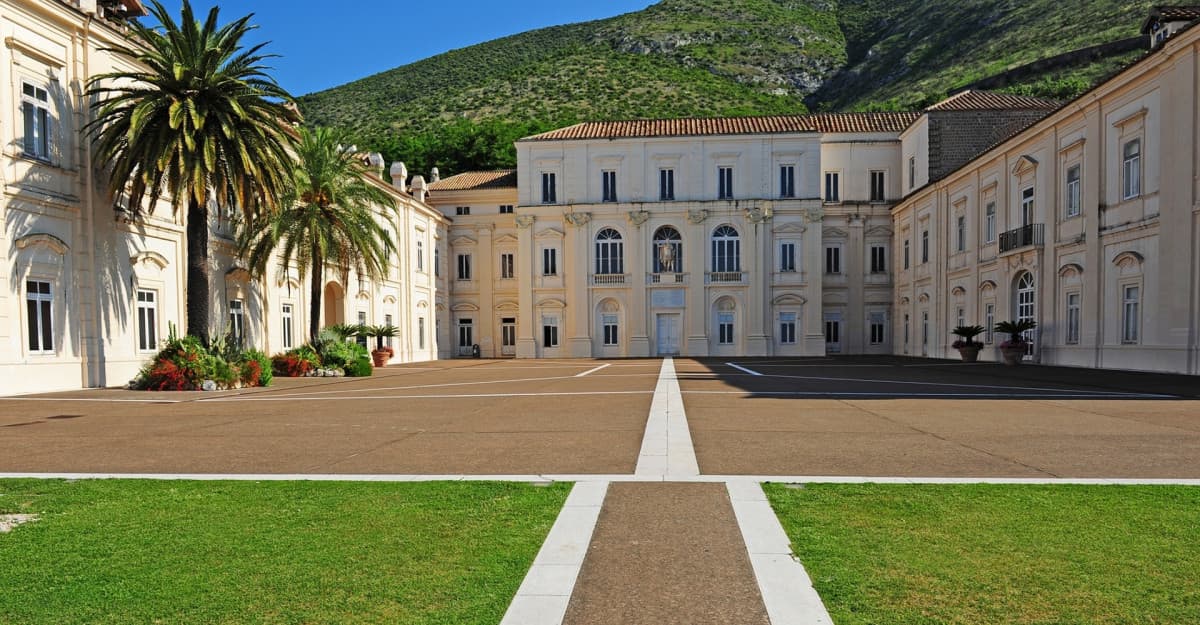 Belvedere San Leucio (frazione di Caserta) Il palazzo fu voluto dal Carlo Borbone. è un Museo della seta. Anticamente la seta di San Leucio era accessibile solo a re, imperatori e alle loro corti.