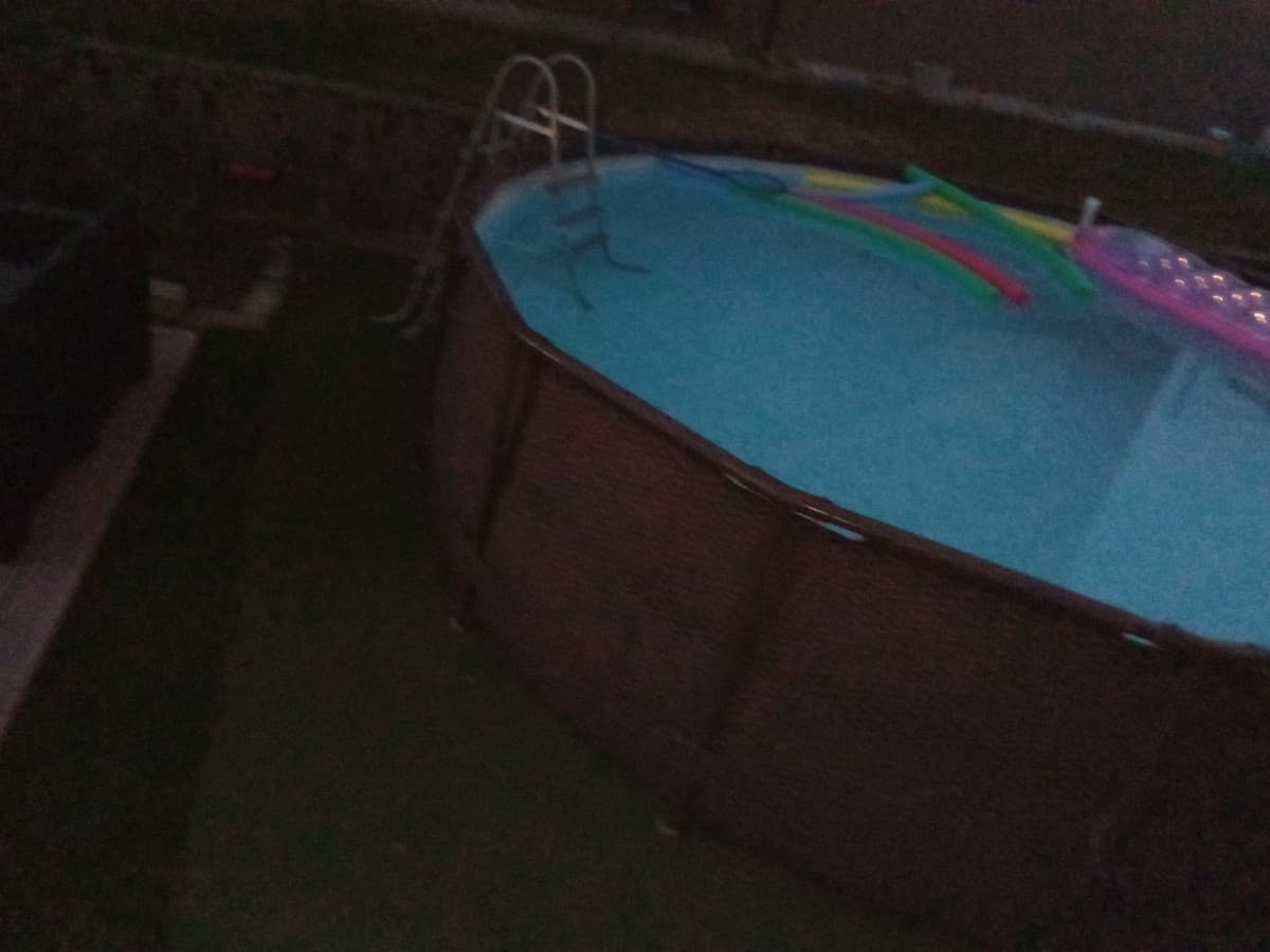 not so fun, fun fact: abbiamo una piscina fuori casa ma sono l'unica a non usarla perché mi mette disagio.