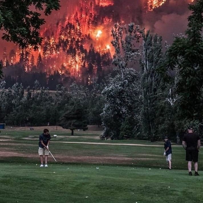 Dei tipi davanti a me stanno parlando del fatto che gli americani non sentono il freddo perché da loro non farà mai così caldo, riferendosi a me che sto in maniche corte. 