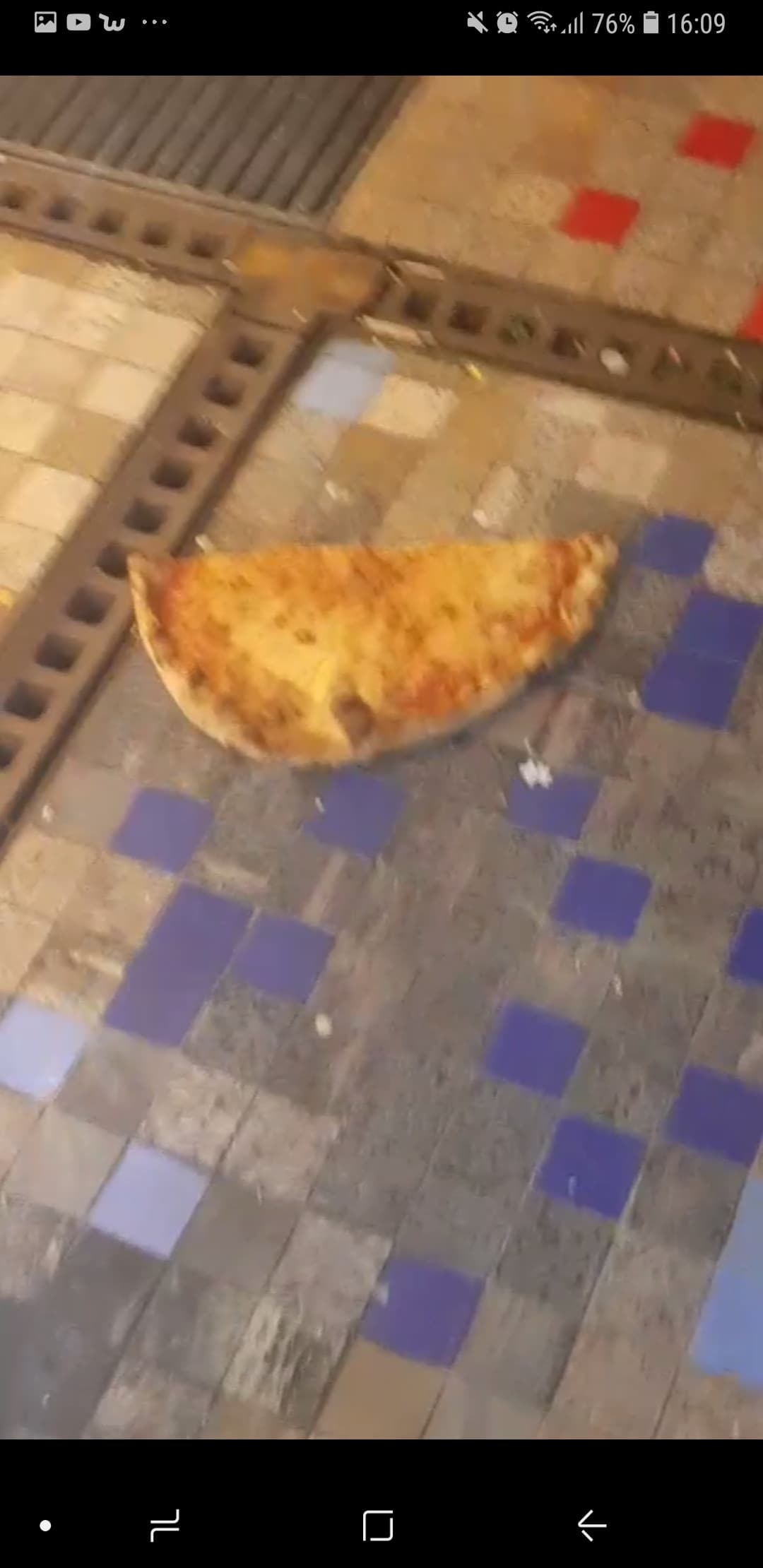 Ieri ero uscita a cena con i miei amici. Un mio amico, invece di mangiarsi la pizza, ha voluto buttare la metà per terra