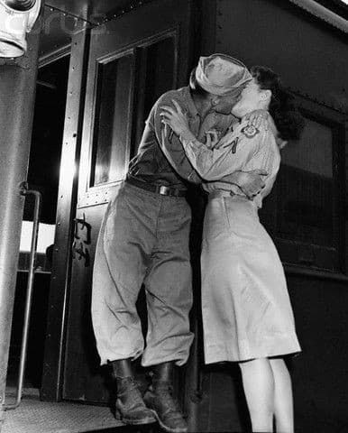 Una coppia di militari che si dà il bacio d'addio, Camp Patrick Henry, 11 Agosto 1945 ??