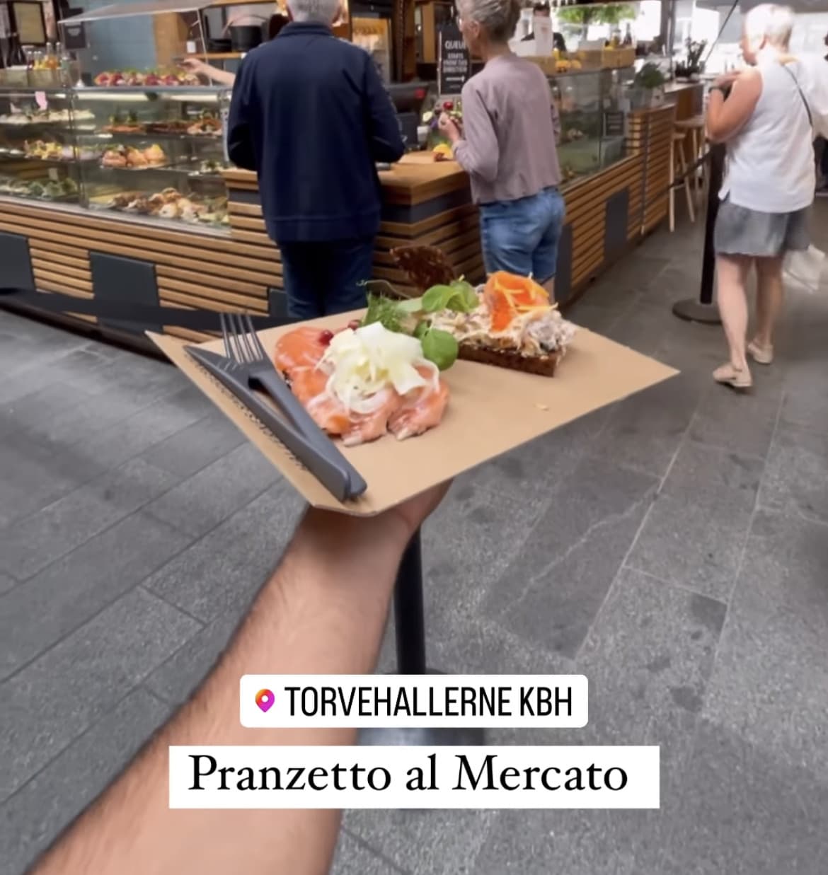 Fa pena che ormai la metà dei giovani che va in vacanza, anche all’estero, passa metà del tempo a cercare posti instagrammabili dove mangiare. Dimostra la bassezza intellettuale delle persone, che pena… 