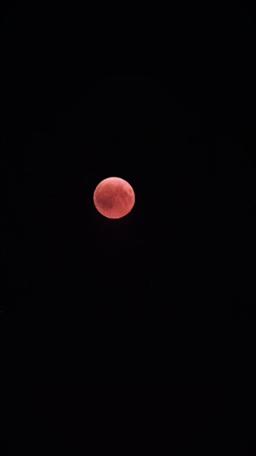 Red Moon by binocolo vista dalla piazza del mio paesino