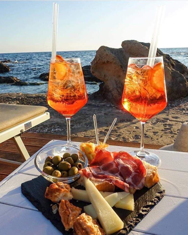 Spritz sulla spiaggia a Capri, che spettacolo! <3