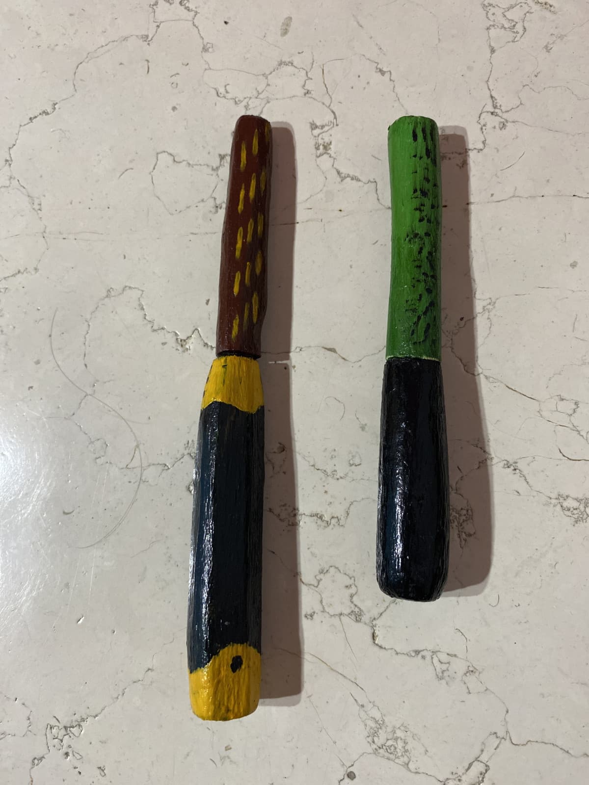 Questi sono due "coltellini da intaglio" che ho fatto quando avevo tipo 12 anni... li ho ricavati da due chiodi, le impugnature e le custodie sono in legno e le ho lavorate io a mano e colorate con i pennelli lol... tagliano ancora? Sì, a sufficienza.