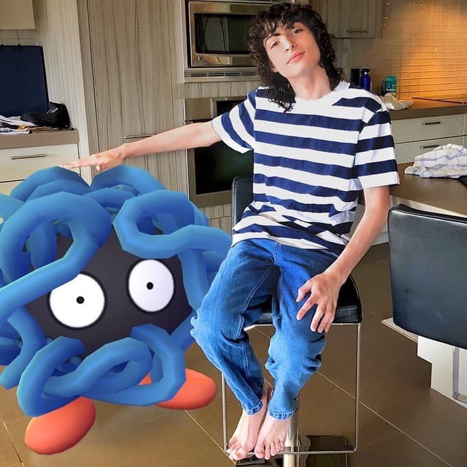 Finn Wolfhard che gioca a Pokémon Go❤️ Adoro. 