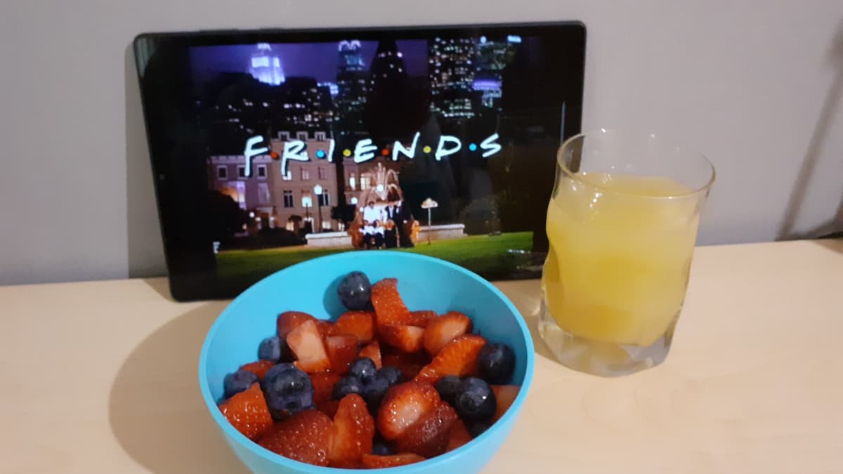 è Sbato mattina, sono sola a casa e faccio colazione guardando FRIENDS. Questa si chiama felicità 