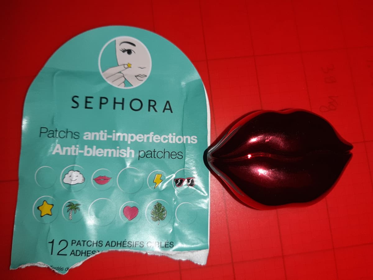 Ho preso questi 2 da sephora. Il primo serve a togliere le imperfezioni, il secondo per idratare le labbra. Domani vi dirò se funzionano. Buona giornata❤