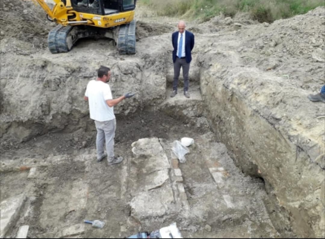 Quando cerchi di riqualificare un campo da calcio ma durante gli scavi scopri una necropoli romana ???