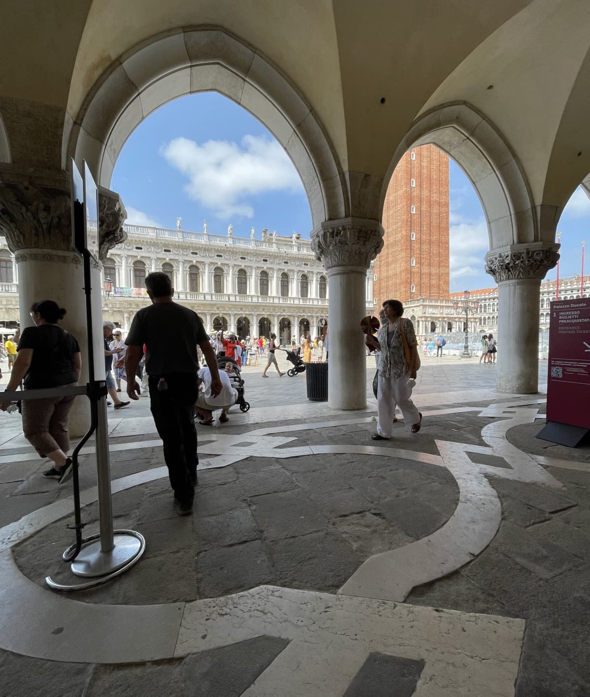 È un buon passatempo guardare la gente e provare a capire l’età, la provenienza, osservare il modo di vestire e camminare, come si guarda in giro, cosa fa, vedere se ha caldo/si annoia/è curiosa