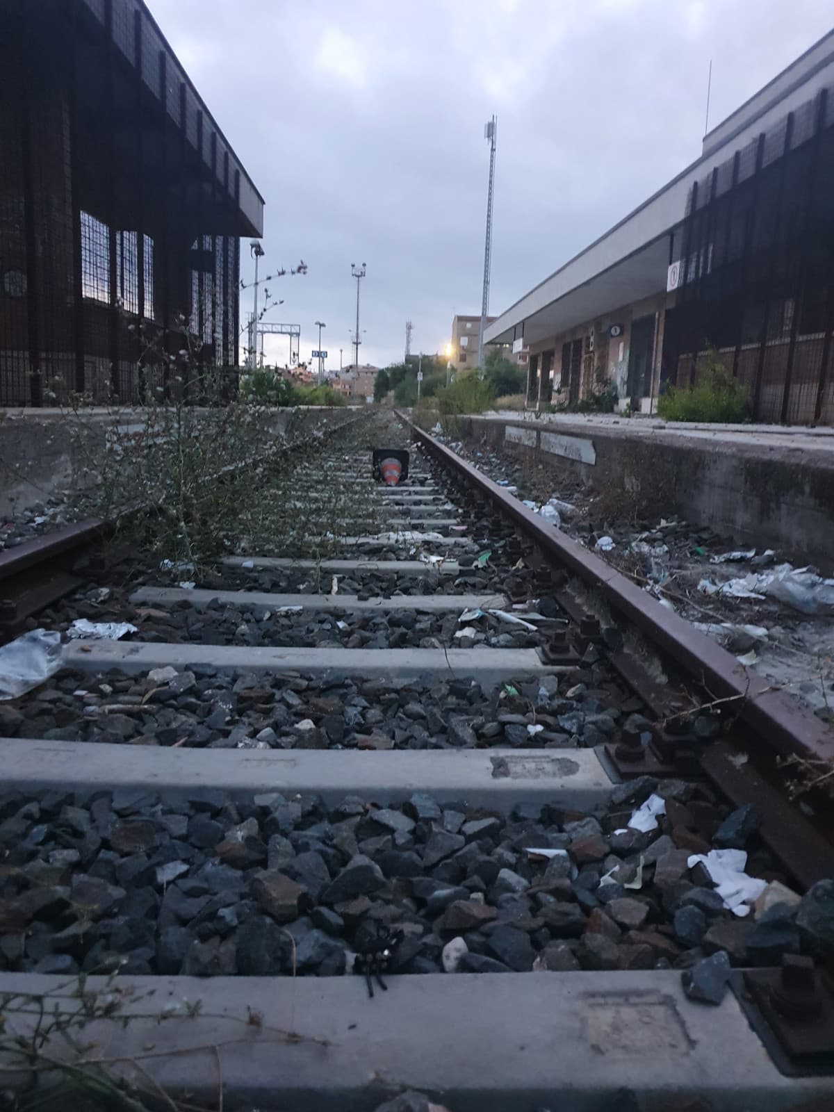 Oggi son stata nella stazione abbandonata del mio paesino, metteva delle vibes assurde aiut è il mio nuovo posto preferito 