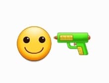 è abbastanza comico il fatto che praticamente tutti (me compresa) usano queste emoji. Che cazzo vorremmo fare, suicidarci con una pistola ad acqua?! ahahhaha