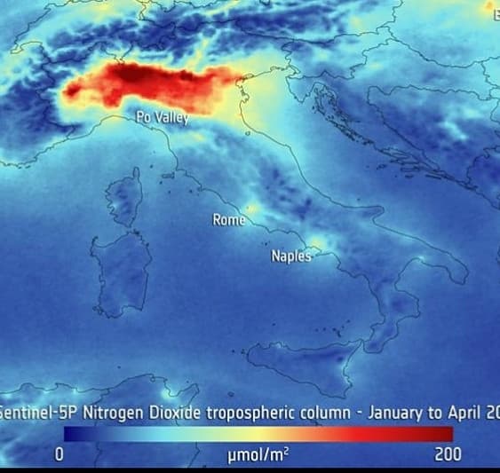 Una volta qui ho incontrato un tizio che diceva che al nord l'aria era più pulita del sud perché "c'ErAnO lE mOnTAgNe". A parte la frase detta, la mappa parla da sé 