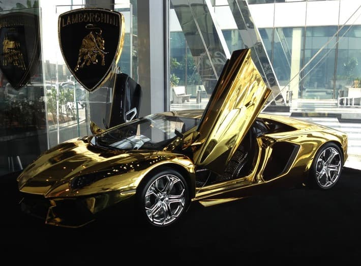 Apricozz3 ti offre un giro sulla Lambo placcata oro, che fai?