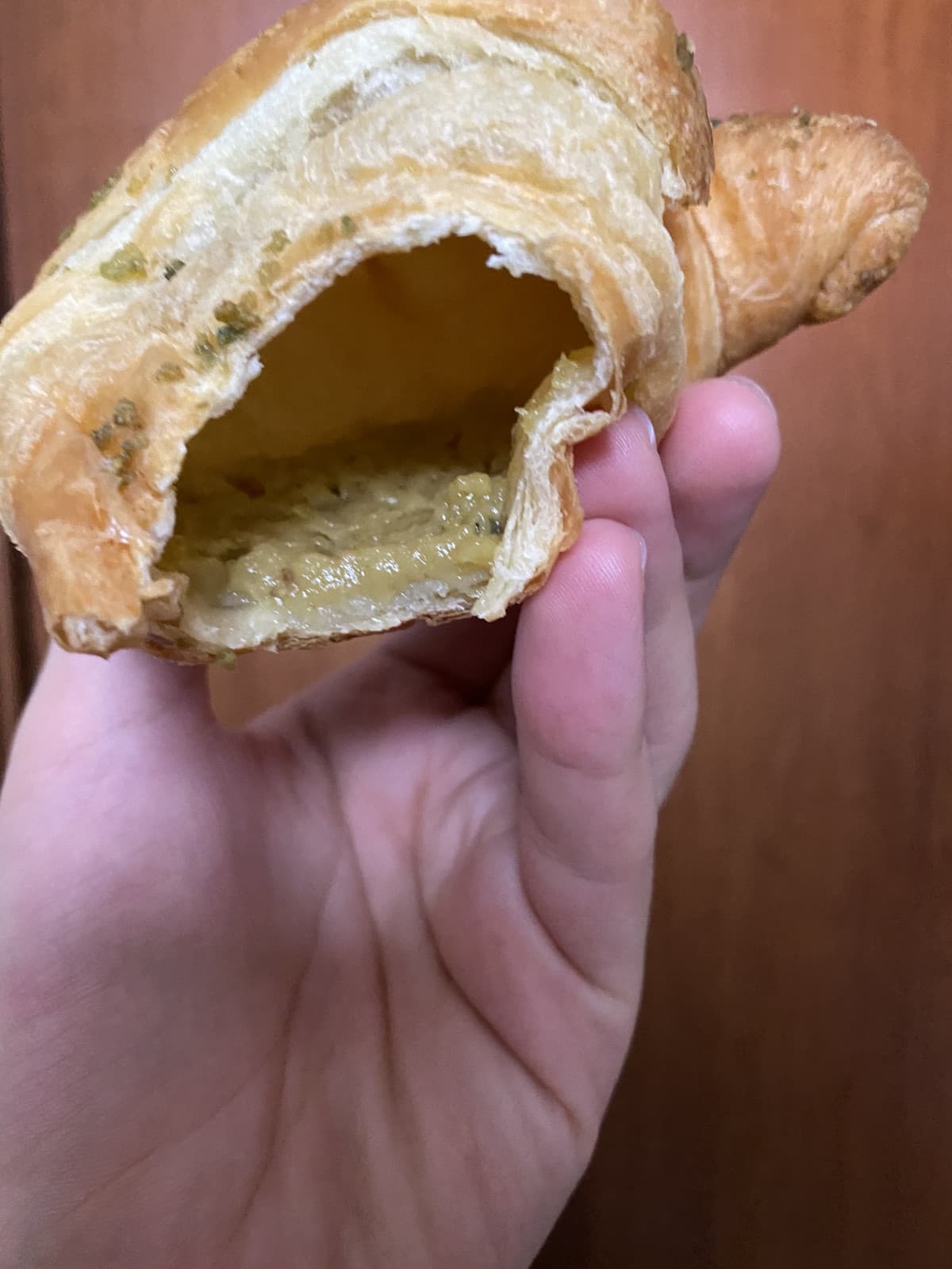 Dovrebbe essere un cornetto alla crema al pistacchio... c'è la crema, che sa di pistacchio, anche se sembra altro, ma c'è anche tanto vuoto :c